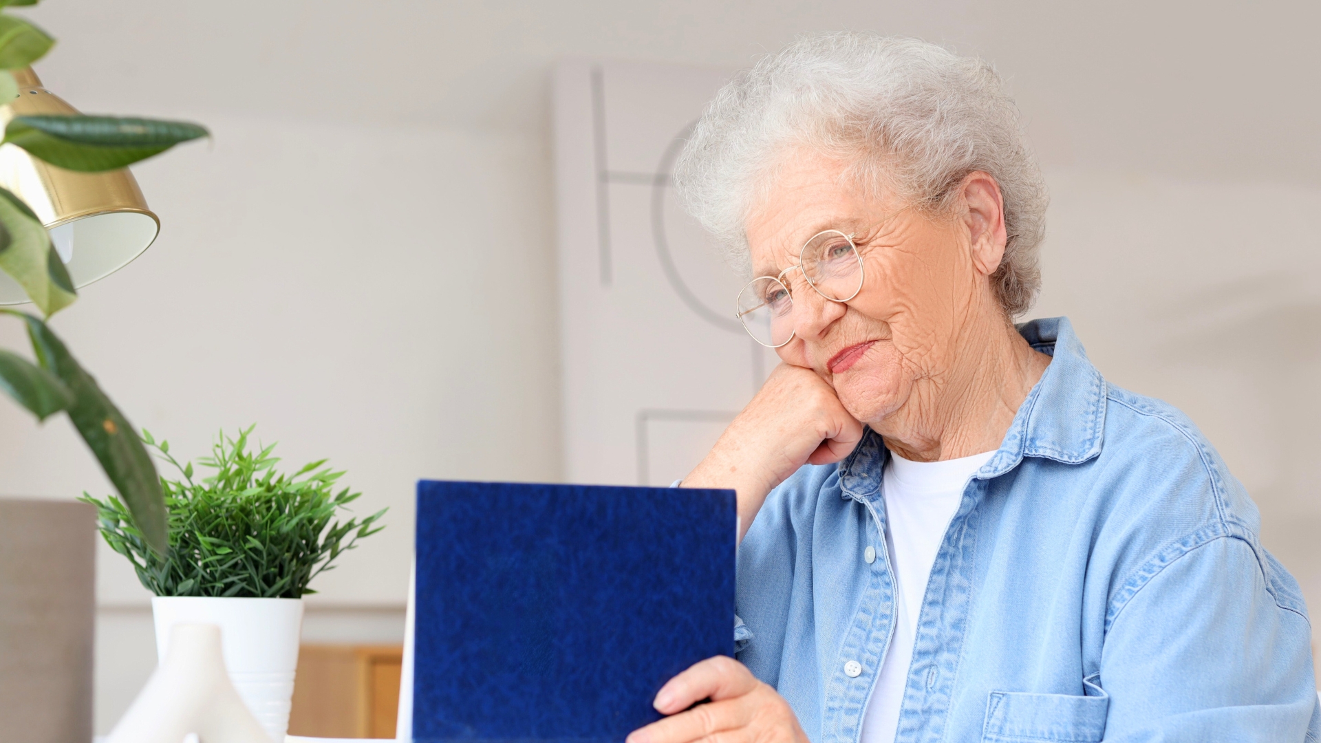 Navigating the Transition to Assisted Living - Hero